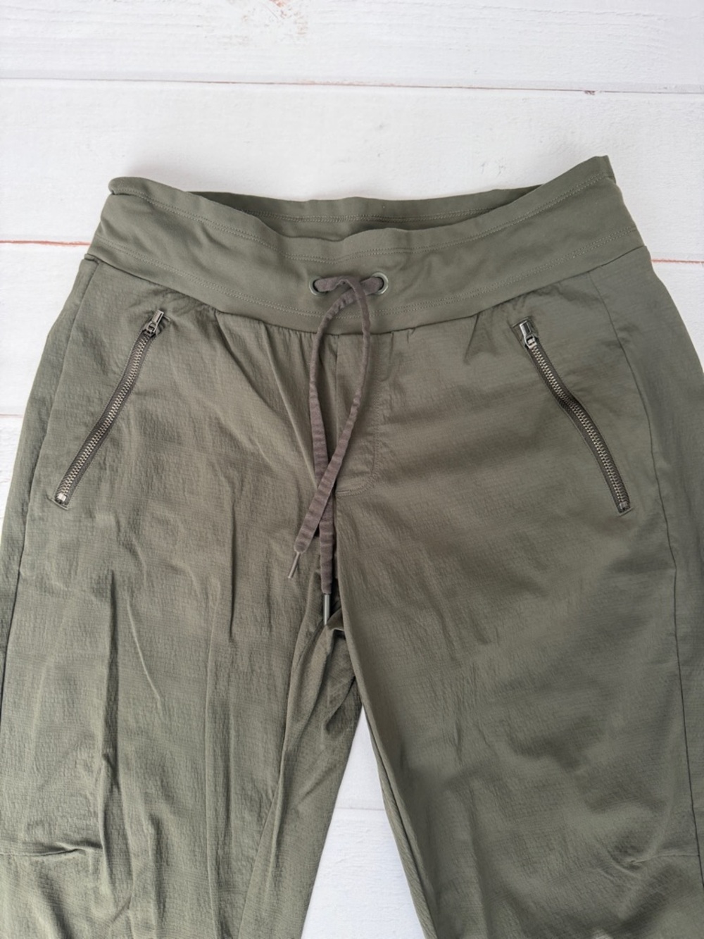 Athleta Womenβs Olive Green Jogger Pants Size 8 Zip Pockets - Picture 3 of 11